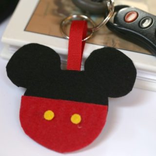 Isn't this adorable! This DIY Mickey Mouse Keychain is a super simple Disney craft. It is also a great fish extender to make for your upcoming Disney Cruise.