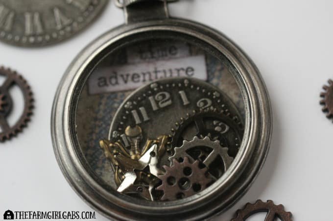 Alice's Timepiece Necklace - Feature 2