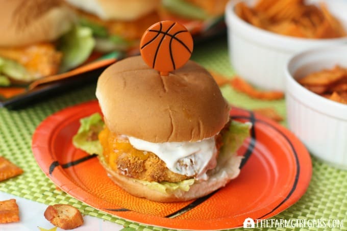 Spice up your next party with these Zesty Chicken Cheddar Sliders. This recipe has plenty of zing! AD #HoopsWithCrunch