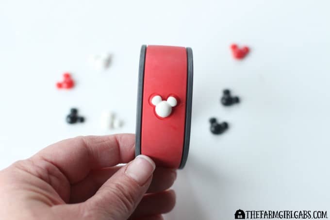 If you are heading to Walt Disney World Soon, check out how to make these fun Blinged-Out Magic Bands! It's a very simple craft anyone can do. #DisneySMMC #crafts