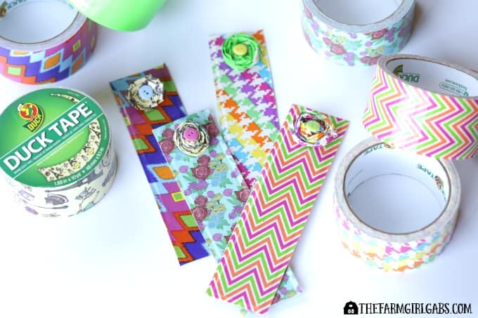 Back to school season is in full swing. These Duck Tape® Flower Bookmarks are a fun craft for kids and adults to celebrate reading, a good book and a new school year. AD #DuckToSchool