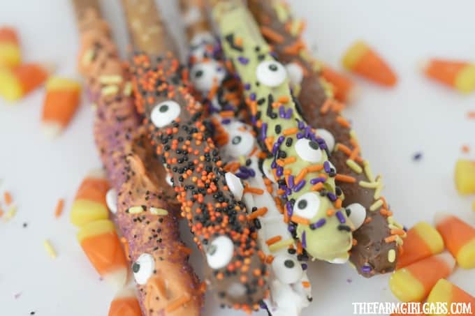 Scare up some delicious fun at Halloween with these Eye Of Newt Halloween Pretzels.