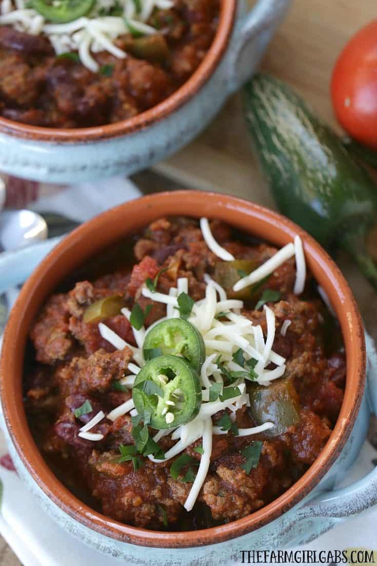 https://thefarmgirlgabs.com/wp-content/uploads/2017/01/Easy-Classic-Chili-feature4-735x1103.jpg