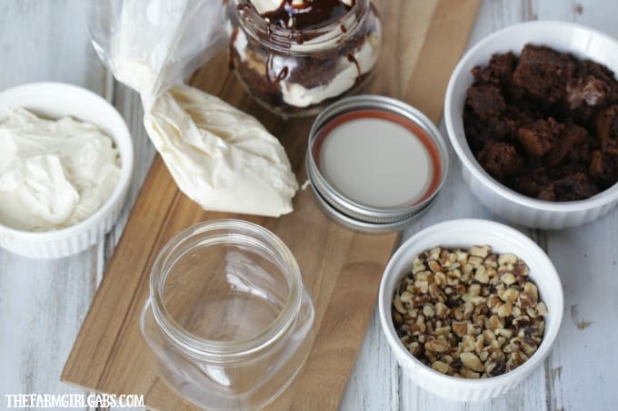Celebrate St. Patrick's day with a delicious no bake Baileys Brownie Cheesecake In A Jar. You can't go wrong with Baileys Irish Cream and brownie dessert! #masonjar #brownies #dessertinajar