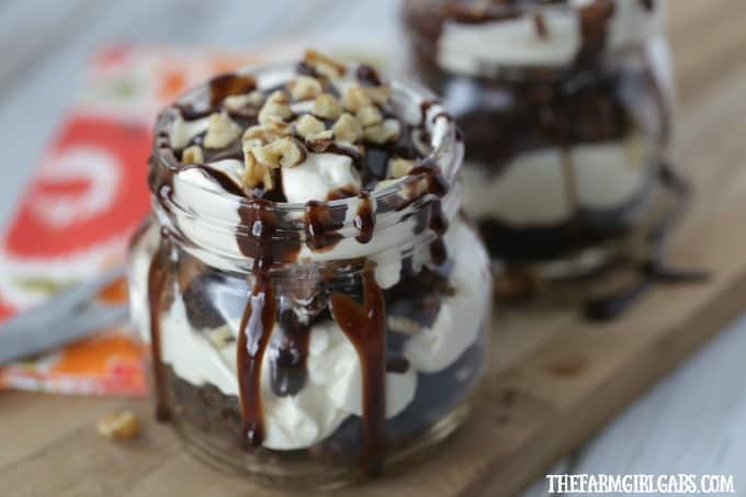 Celebrate St. Patrick's day with a delicious no bake Baileys Brownie Cheesecake In A Jar. You can't go wrong with Baileys Irish Cream and brownie dessert! #masonjar #brownies #dessertinajar