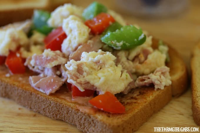 Serve breakfast in a flash with these Make Ahead Ham And Egg White Breakfast Sandwiches. #SandwichWithTheBest