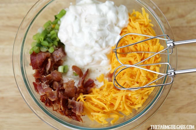 Looking for the perfect cheesy party dip? Well, look no further. This Bacon Cheddar Bread Bowl Dip is the perfect way to get the party started.