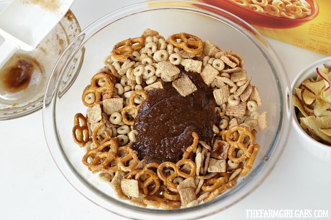 Celebrate the flavors of fall with this yummy Honey Nut Cheerios™ Apple Pie Snack Mix. It’s the perfect snack for your kids’ school lunch.