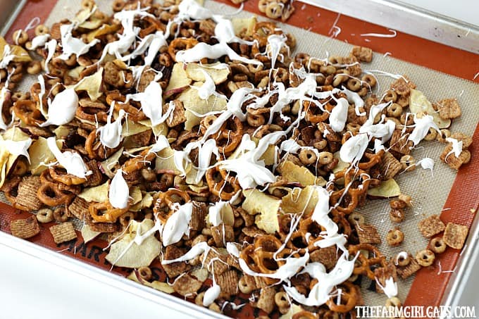Celebrate the flavors of fall with this yummy Honey Nut Cheerios™ Apple Pie Snack Mix. It’s the perfect snack for your kids’ school lunch.