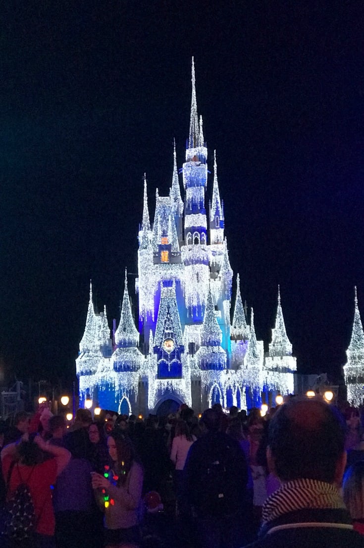 A Very Disney Christmas: The Ultimate Collection of Disney Crafts, Recipes & Holiday Travel Tips