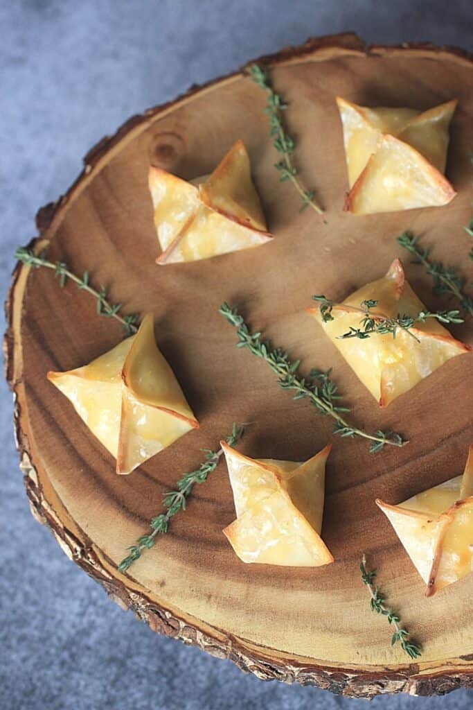 Roasted Chicken & Ricotta Pockets are an elegant, yet easy appetizer that is perfect to make for any occasion. Made with wonton wrappers, this hors d’oeuvres recipe is made with rotisserie chicken.