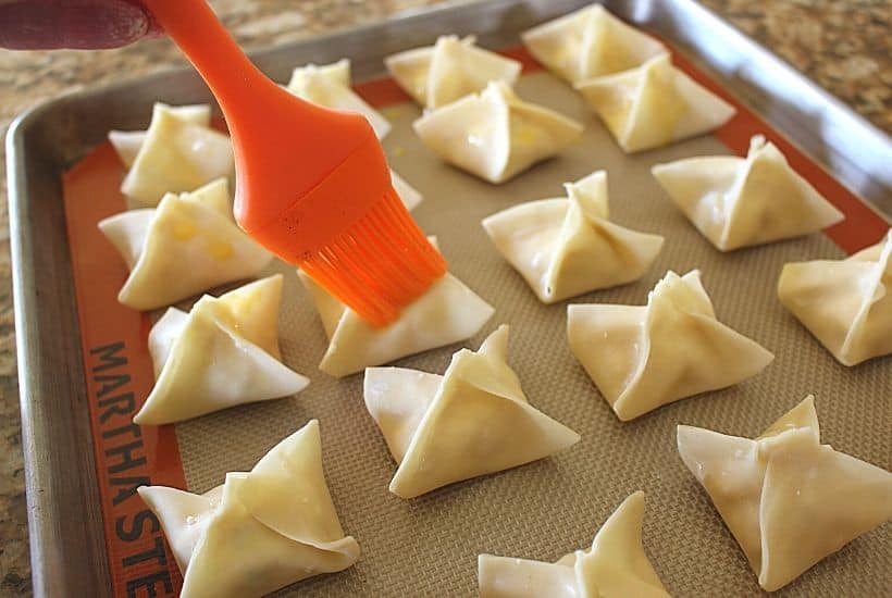 Roasted Chicken & Ricotta Pockets are an elegant, yet easy appetizer that is perfect to make for any occasion. Made with wonton wrappers, this hors d’oeuvres recipe is made with rotisserie chicken.