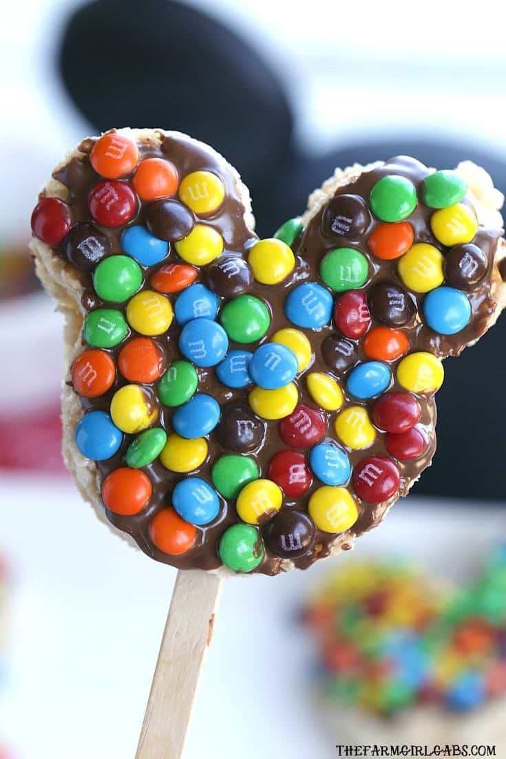 Create your own mouth-watering Crispy Rice Mickey Treats from Walt Disney World at home with this easy recipe. #WaltDisneyWorld #DisneyLand #Disney #DisneyRecipes #RiceKrispieTreats #Dessert #Snacks #DisneySnacks #DisneyFood