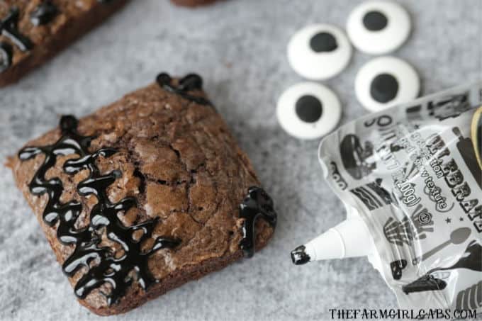 These Hocus Pocus Brownies will definitely put a delicious spell on you. These spellbinding brownies are the perfect spell to make for Halloween.