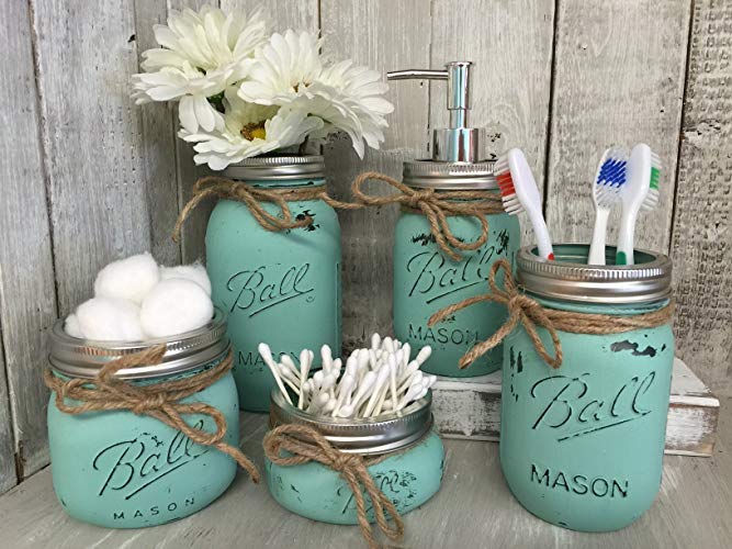 Spread some Christmas cheer when celebrating the holiday season with friends and family with these Hostess Gift Ideas From Amazon Handmade. #AmazonHandmade #ChristmasGifts #Entertaining #GiftIdeas #HolidayGift #ChristmasParty #PartyPlanning #ChristmasDecor