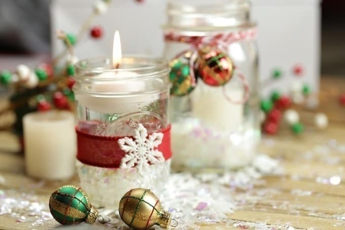 Set the moor and create a welcoming tablescape this Christmas with these pretty Mason Jar Christmas Candles. #masonjar #masonjarcrafts #ChristmasDecorations #Christmasdecor #Christmascrafts #Xmasdecorations #Xmascrafts