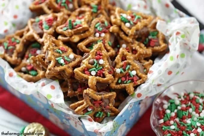 Christmas Pretzel Candy Sandwiches - Two Ways! A little bit sweet, a little bit salty and oh so good! These pretzel candy sandwiches are a sweet treat.