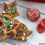 Christmas Pretzel Candy Sandwiches - Two Ways! A little bit sweet, a little bit salty and oh so good! These pretzel candy sandwiches are a sweet treat.