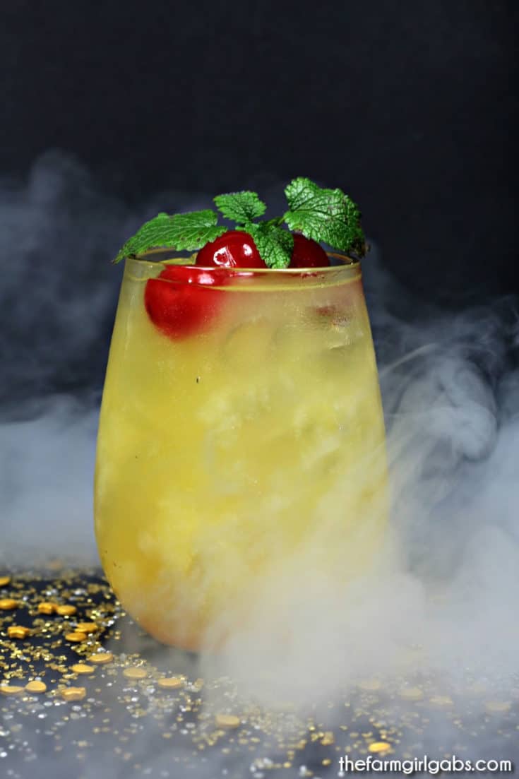 Celebrate the latest Avengers movie, Captain Marvel, with this refreshing Captain Marvel Mocktail. Kids and adult can both toast this amazing Marvel movie. #CaptainMarvel #DisneyMovie #Avengers