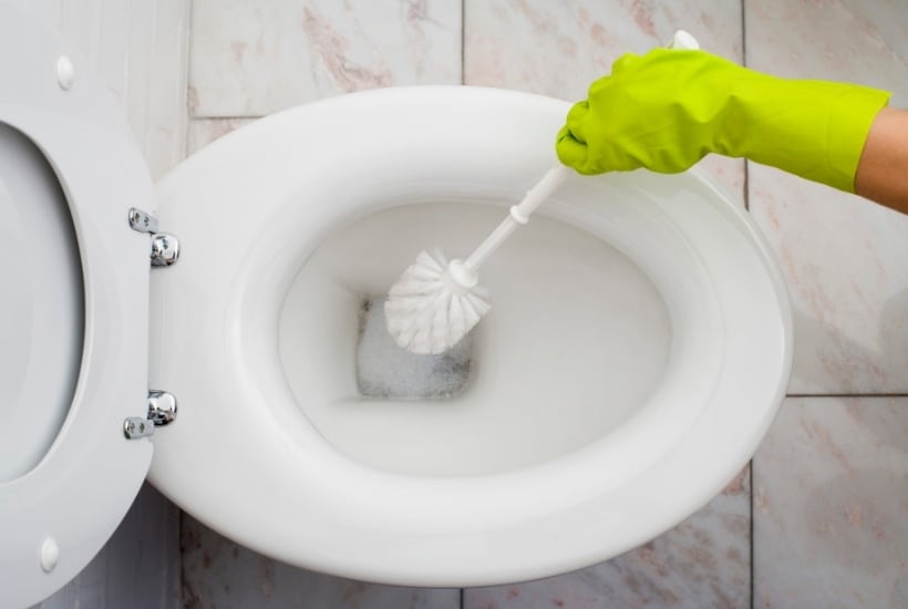 Does it ever feel like sometimes spring cleaning your home just isn’t realistic? I have some helpful tips and an Ultimate Spring Cleaning To Do List Every Mom Needs. Be sure to check out these helpful spring cleaning tips. Your house and home will be clean in no time. #SpringCleaning #CleaningTips #Home #DIYIdeas