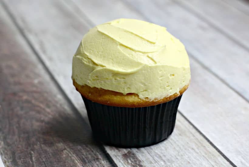 Can these Peep Cupcakes be any cuter? These cupcakes are the perfect spring dessert recipe to celebrate spring, Easter and warmer weather. #peepcupcakes #peeps #EasterRecipe