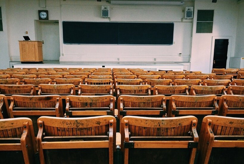 Ready to start the college search with your son or daughter? Here are 25 Questions To Ask A College Representative when you a visiting colleges. #college #collegesearch #collegeplanning #dormroom
