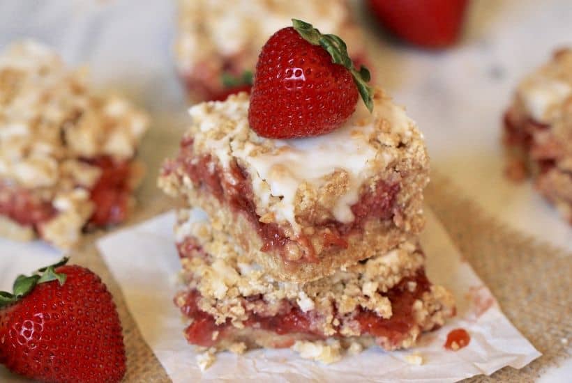 These Strawberry Rhubarb Oatmeal Bars are the perfect summer dessert! Strawberries and rhubarb pair perfectly together in this tasty bar recipe. This strawberry rhubarb bar recipe has a delicious oatmeal cookie topping.