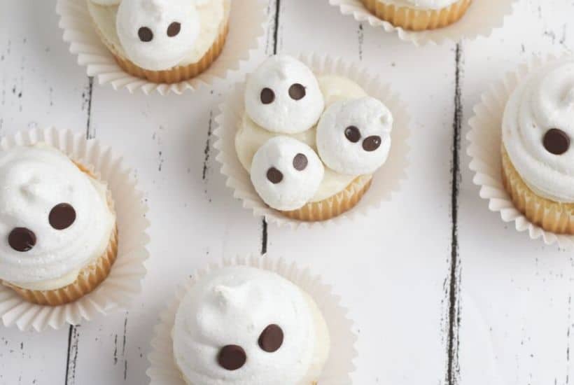 Scare up some cute Halloween fun with these adorable Halloween Ghost Cupcakes. These easy Halloween cupcakes will be the boo-tiful hit with the kids. #ghostcupcakes #halloweencupcakes #halloweensnack
