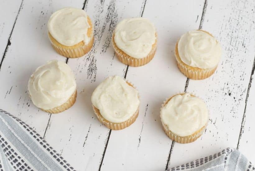 Scare up some cute Halloween fun with these adorable Halloween Ghost Cupcakes. These easy Halloween cupcakes will be the boo-tiful hit with the kids. #ghostcupcakes #halloweencupcakes #halloweensnack