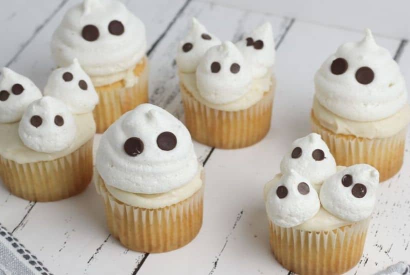 Scare up some cute Halloween fun with these adorable Halloween Ghost Cupcakes. These easy Halloween cupcakes will be the boo-tiful hit with the kids. #ghostcupcakes #halloweencupcakes #halloweensnack