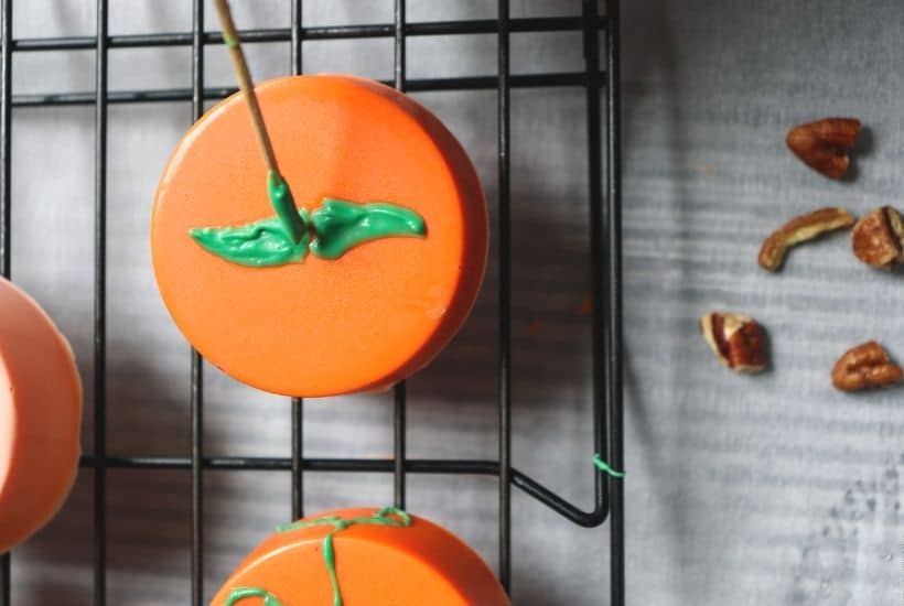 These Pumpkin Oreos are easy, adorable and perfect for a fall or Halloween parties or get-togethers. This Halloween treat is fun and festive.