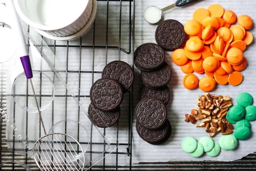 These Pumpkin Oreos are easy, adorable and perfect for a fall or Halloween parties or get-togethers. This Halloween treat is fun and festive.