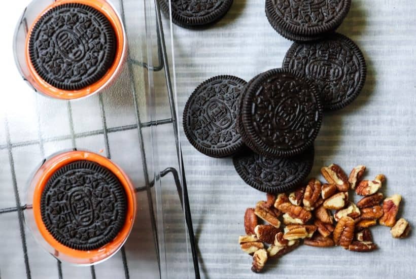 These Pumpkin Oreos are easy, adorable and perfect for a fall or Halloween parties or get-togethers. This Halloween treat is fun and festive.