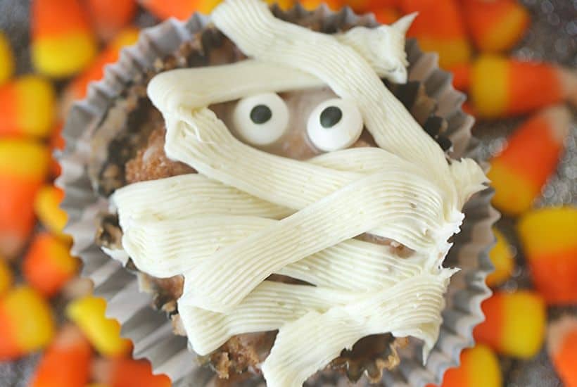 Halloween party on the horizon? These Mummy Bread Cinnamon Sugar Pull-Apart Muffins are easy, delicious and hauntingly fun. These monkey bread muffins will be a huge hit!