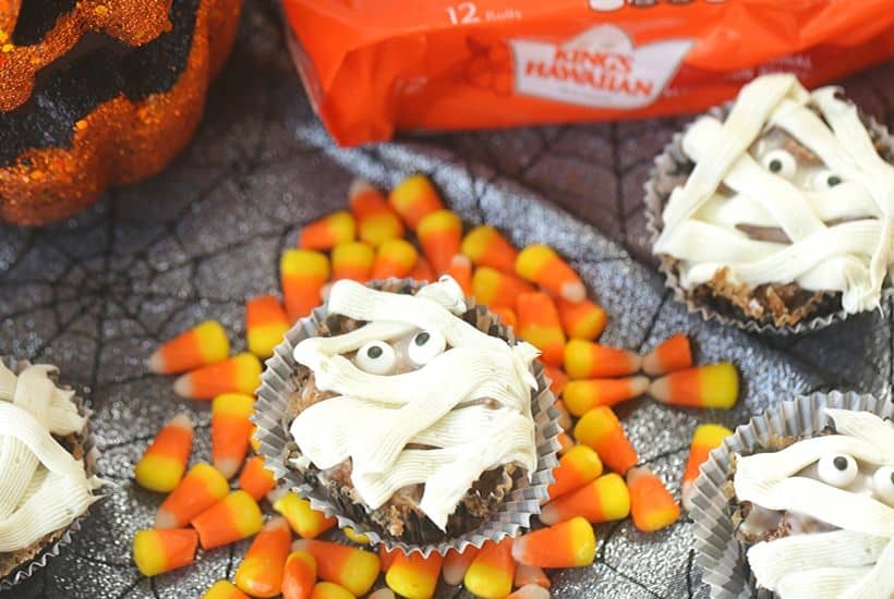 Halloween party on the horizon? These Mummy Bread Cinnamon Sugar Pull-Apart Muffins are easy, delicious and hauntingly fun. These monkey bread muffins will be a huge hit!