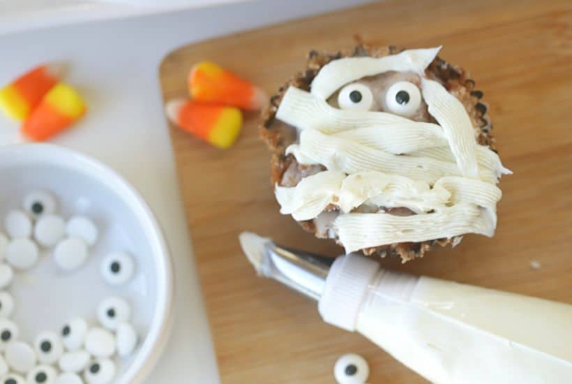Halloween party on the horizon? These Mummy Bread Cinnamon Sugar Pull-Apart Muffins are easy, delicious and hauntingly fun. These monkey bread muffins will be a huge hit!
