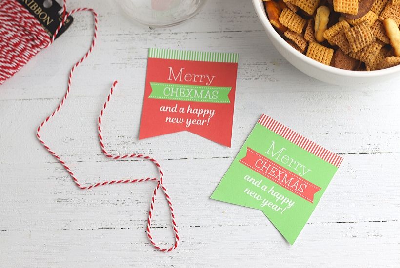 Need a quick food gift idea this holiday season? Grab an empty mason jar and make this easy Chex Mix Gift In A Jar for those on your gift list.