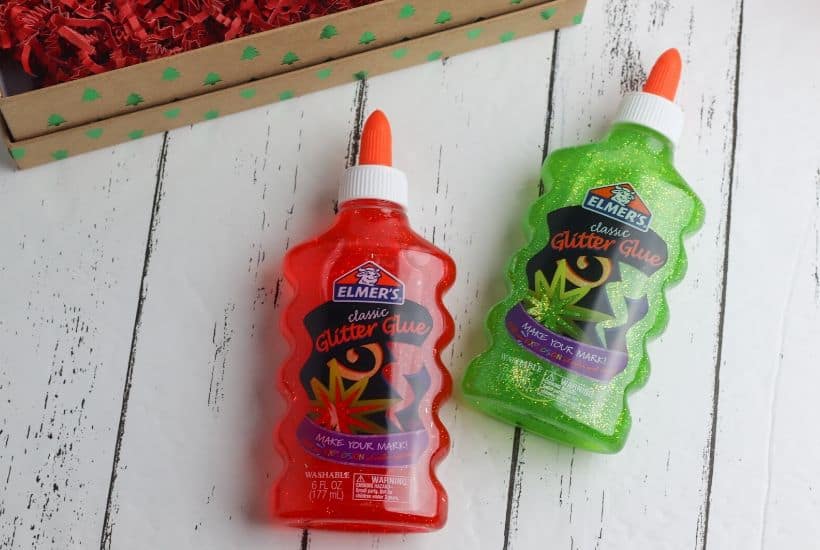 Kids will love receiving this easy Christmas Slime In A Box Gift Idea. This fun DIY Christmas gift takes minutes to put together.