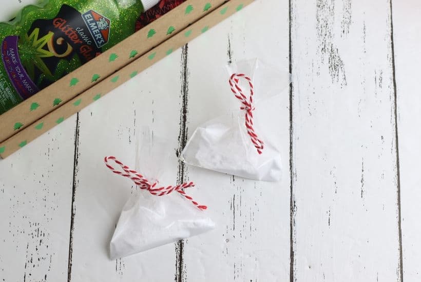 Kids will love receiving this easy Christmas Slime In A Box Gift Idea. This fun DIY Christmas gift takes minutes to put together.