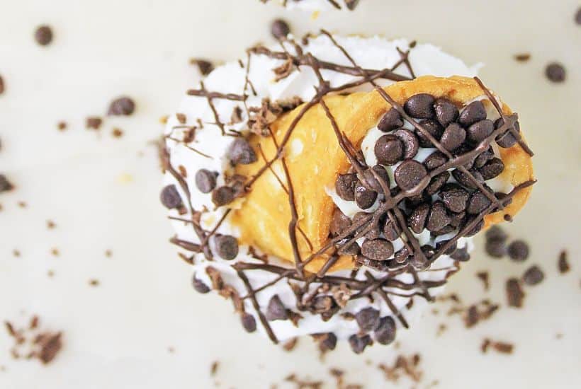 If you are a fan of the classic Italian Cannoli, you are going to love this tasty Cannoli Cupcakes recipe. This easy cupcake recipe is moist and full of flavor.