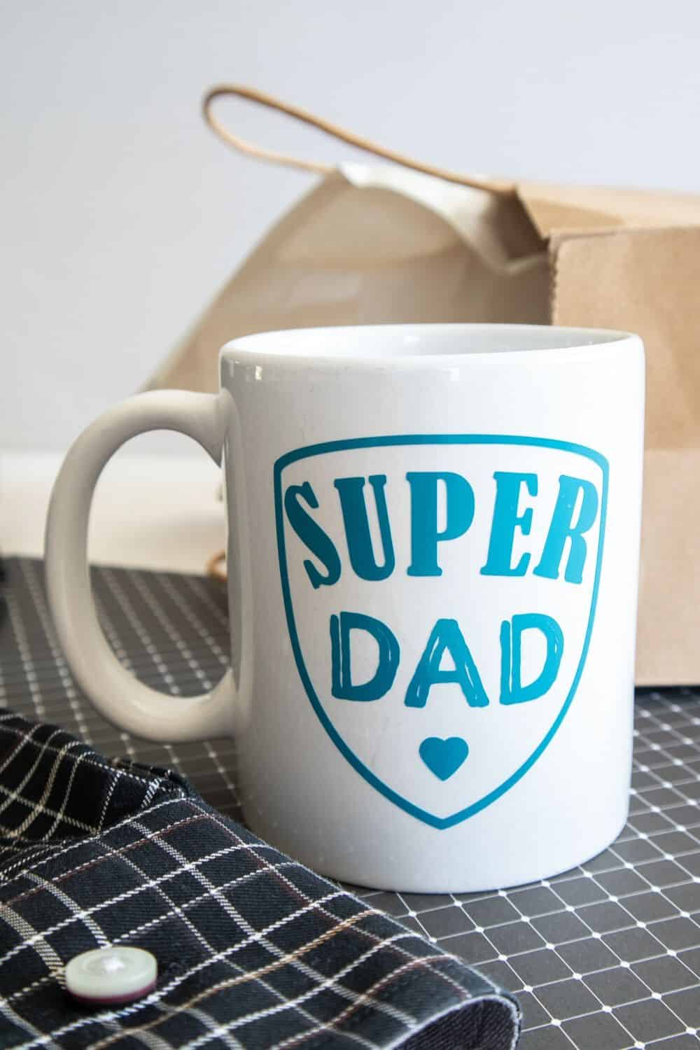 Say thanks to dad! Make dad this easy Cricut DIY Super Dad Father’s Day Mug. This Super Dad mug is an easy beginner Cricut craft project.