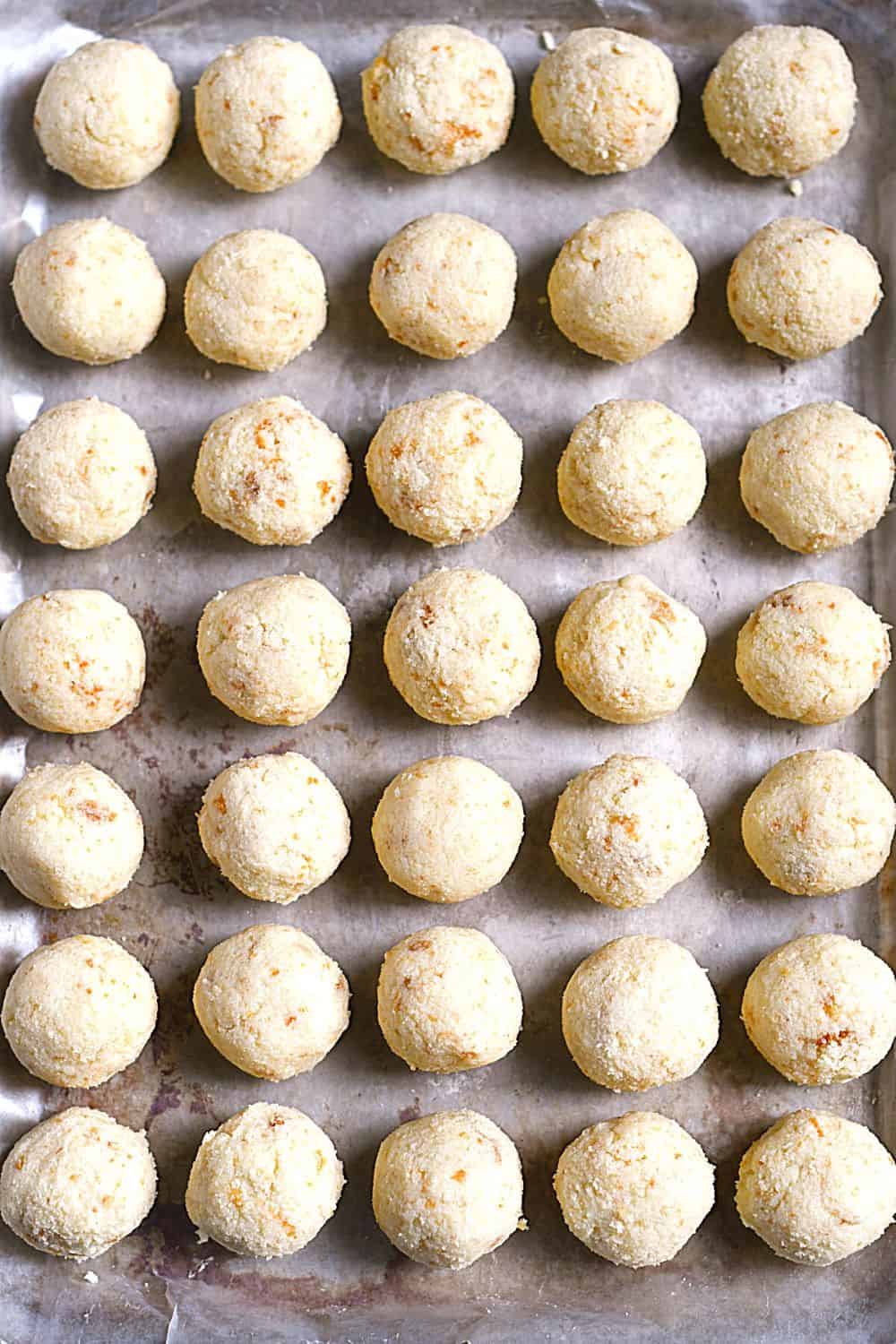 Planning a 4th of July Party or patriotic celebration. These Red White And Blue Cake Pops are a fun summer dessert recipe to make for the party. This Cake Pop recipe is a great July 4th recipe the is easy and delicious.