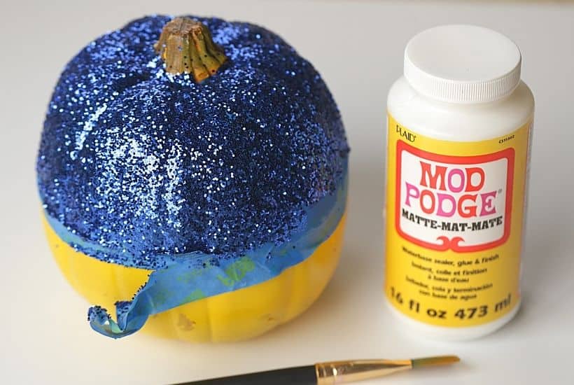 This no-carve Disney Snow White Pumpkin really is the fairest of them all. This easy no-carve pumpkin is a fun Halloween craft for kids. If you love Disney Princesses, then this is a really easy and fun Disney craft to make. Kids will love making this pumpkin craft for Halloween.