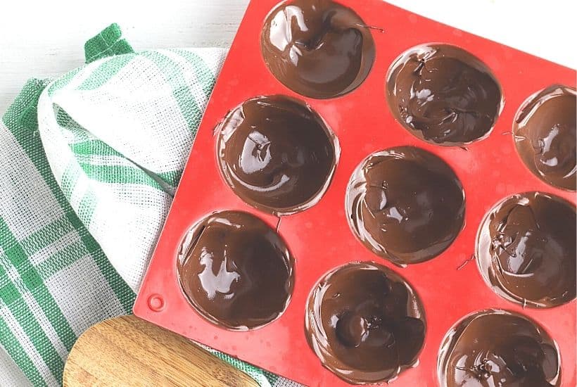 Ready for an indulgent treat? This Hot Chocolate Bombs Recipe is rich and filled with hot chocolate, marshmallow and sprinkle surprises inside. What is a hot chocolate bomb? A Hot cocoa bomb is a chocolate shell that is filled with hot cocoa, marshmallows and other hot chocolate add ins. Download the free Christmas printable gift bag toppers and give these as a Christmas food gift.