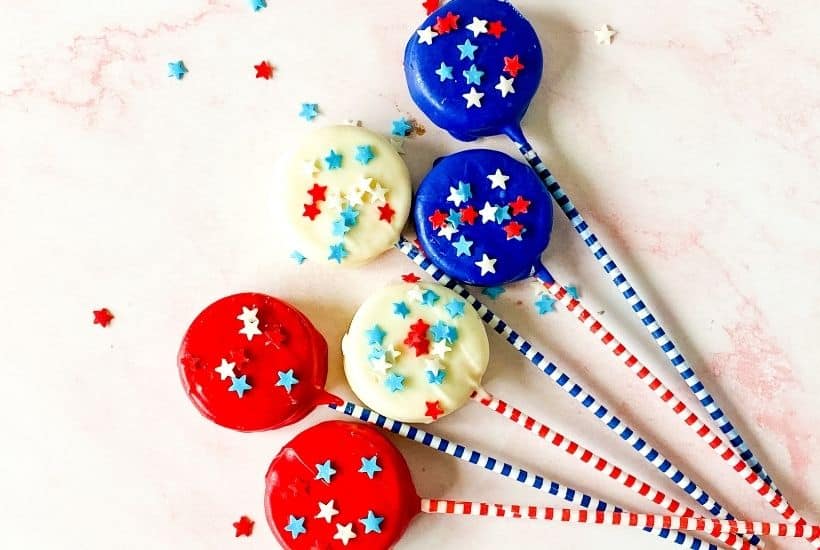 Patriotic Oreo Pops are a fun red, white and blue snack recipe to celebration the 4th of July or Memorial Day. Show you patriotic spirit and whip of a batch of these quick and easy cookie snacks.
