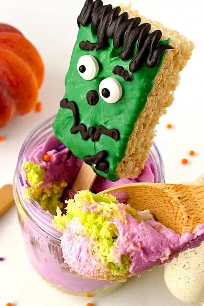 Cute and spooky, these easy Frankenstein Cupcakes In A Jar are perfect for a Halloween party. This kid-friendly Halloween recipe is made from doctored-up box cake mix and topped with a Frankenstein Rice Krispies treat.