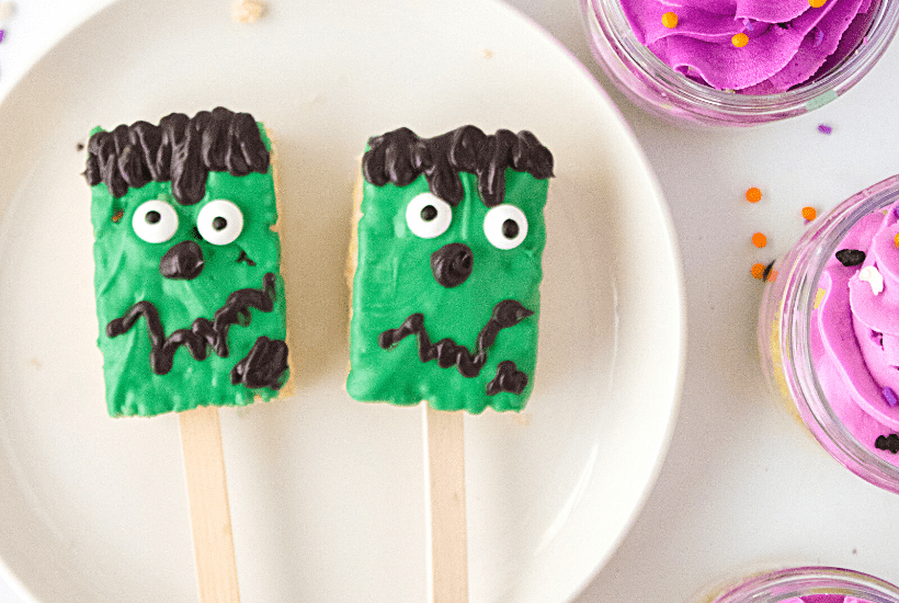 Cute and spooky, these easy Frankenstein Cupcakes In A Jar are perfect for a Halloween party. This kid-friendly Halloween recipe is made from doctored-up box cake mix and topped with a Frankenstein Rice Krispies treat.