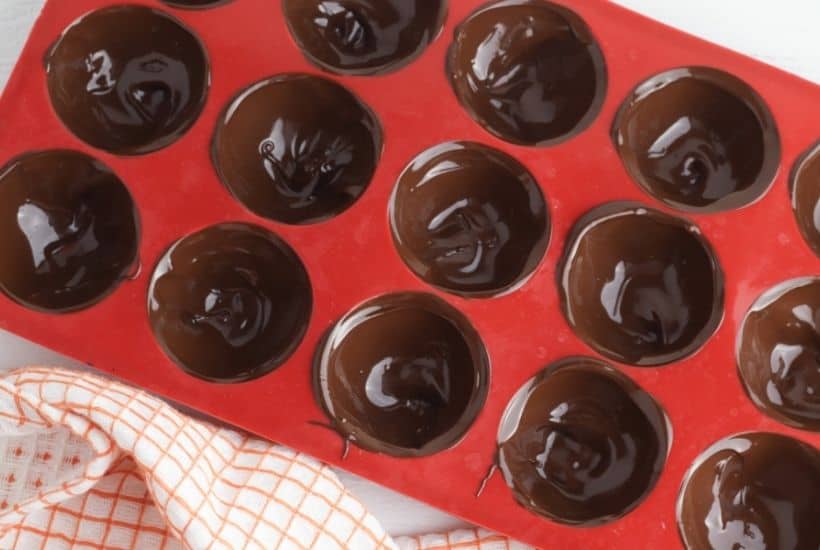 Fall is in the air and that calls for a warm treat. These Halloween Hot Cocoa Bombs are a perfect way to celebrate fall. Hot cocoa bombs for fall are filled with hot chocolate mix, miniature marshmallows and are nestled inside a delicious chocolate shell.