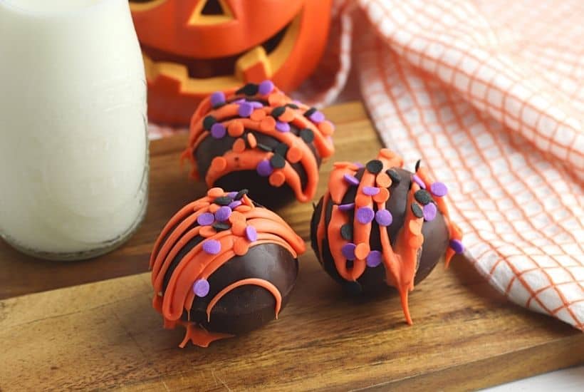 https://thefarmgirlgabs.com/wp-content/uploads/2021/09/Halloween-Hot-Cocoa-Bombs-Feature-4.jpg