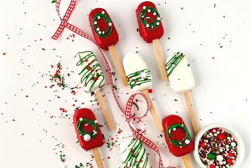 xGet in the Christmas spirit with this fun and flavorful Holly Jolly Cakesicle recipe. Not only do these cake pop treats look good and make the perfect treat for guests, but they’re also absolutely delicious!